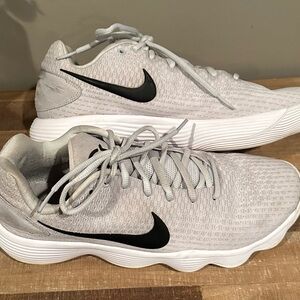 Nike Men's Light Gray Basketball Shoes